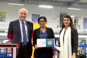 La Poste de Côte d'Or décoiffe les codes des voeux et donne un joli coup de punch à son image...